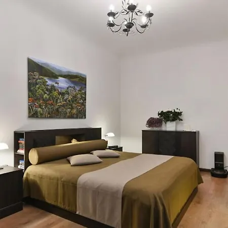 The Center Hearth & Balcony Getaway *